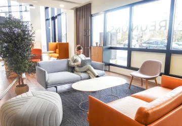 travail sur ordinateur dans l'espace de convivialité de mitwit porte d'orléans